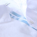 chemise blanche avec galon bleu ciel