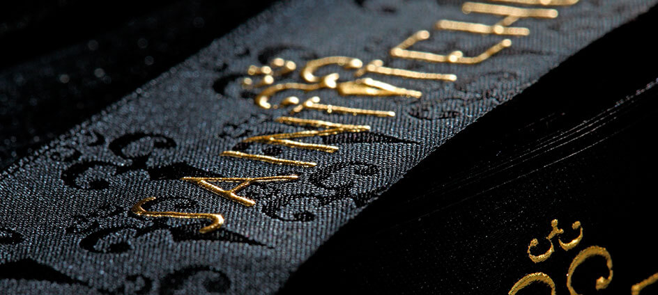 ruban personnalisé noir impression dorée noir avec texture personnalisée en fond saint tehen