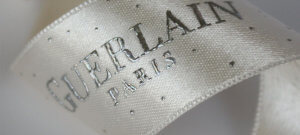 ruban blanc impression relief argent Guerlain