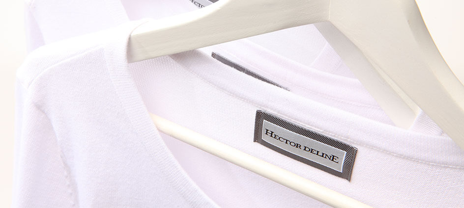 étiquette tissée hector de line grise sur pull blanc