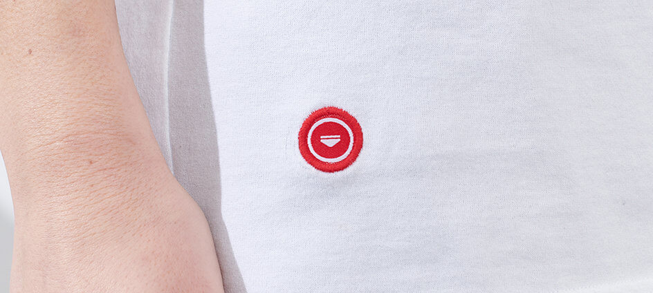 cocarde tissée polyester recyclé le slip francais rouge sur tshirt blanc